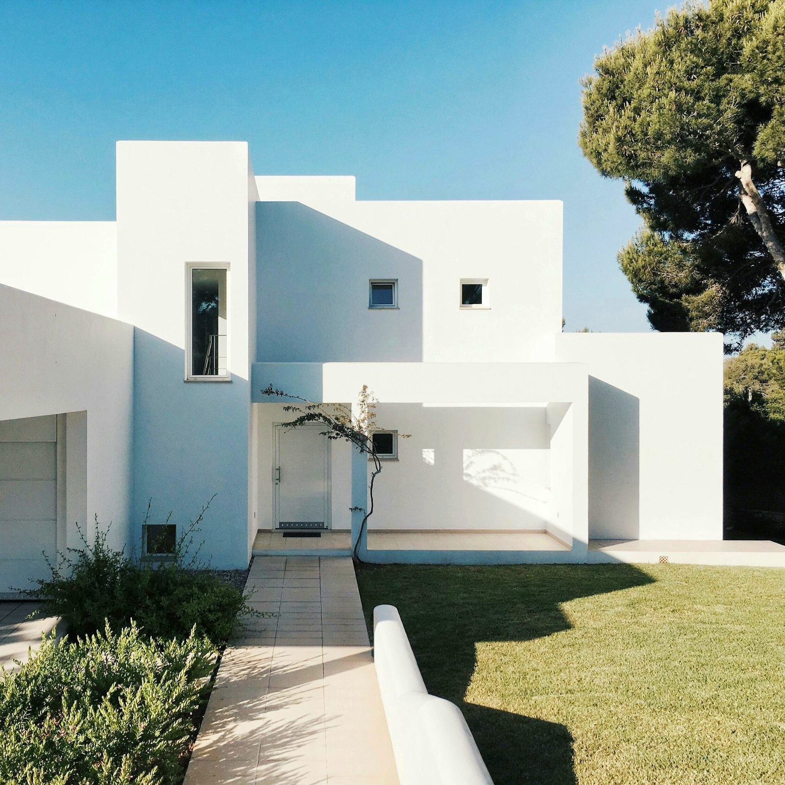 Fachada de casa blanca