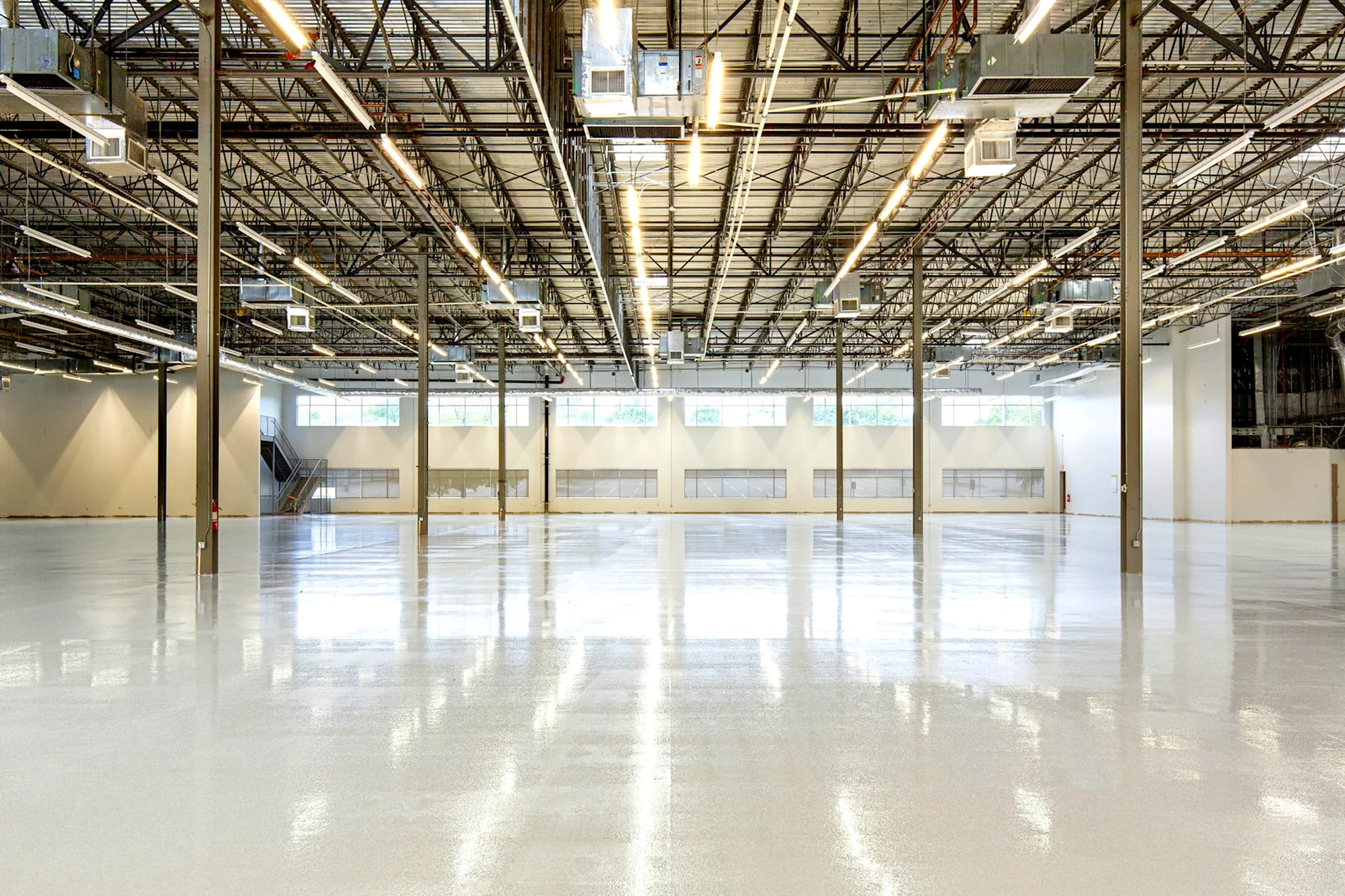 Nave industrial con piso recubierto