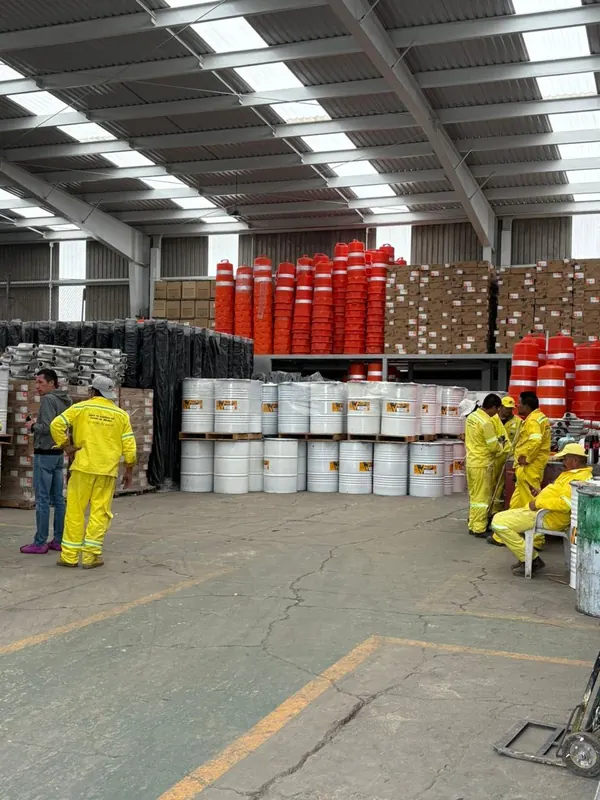 Tambos de pintura de tráfico y trafitambos en un almacén