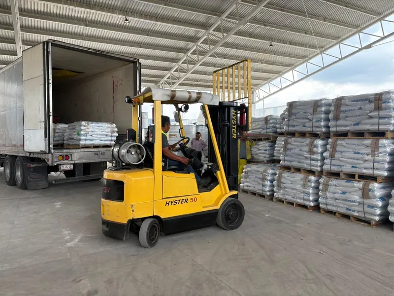 Montacargas subiendo tarimas de microesfera a un tráiler