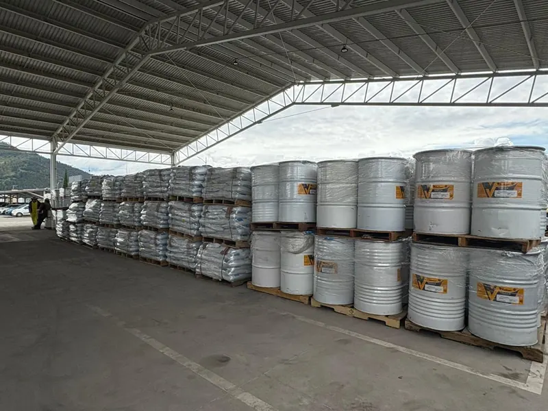 Tambos de pintura de tráfico Völler y tarimas de microesfera listos para entrega