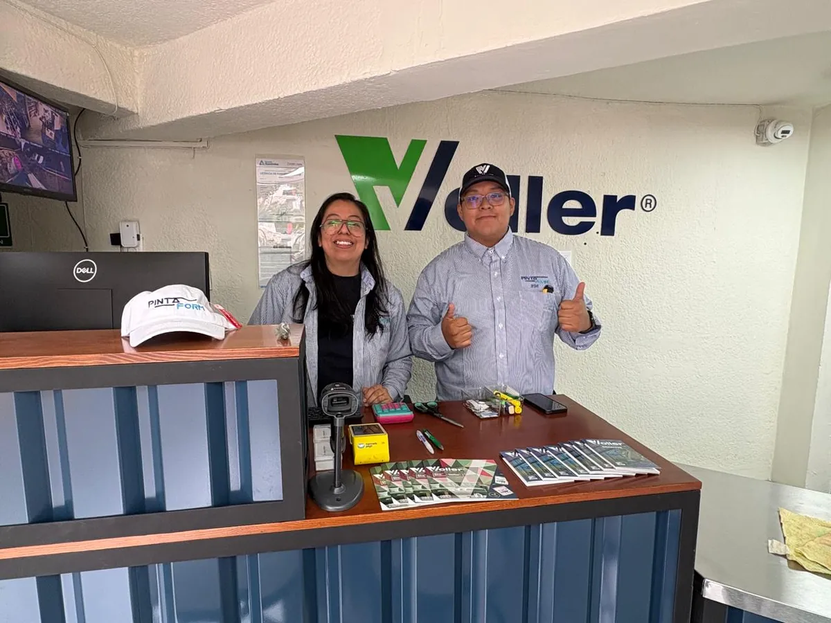 Equipo de Pinta Form en el mostrador de la tienda