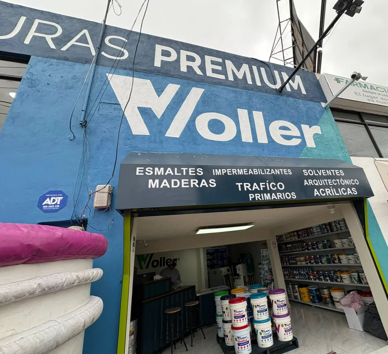 Fachada de la tienda Pinta Form con letrero de pinturas premium Völler